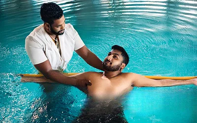 Therapeutic immersion in a hydrotherapy pool
